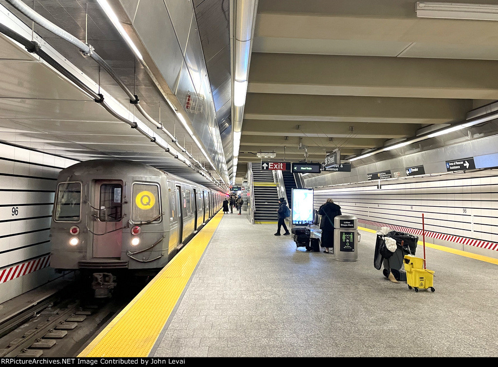 Q trains with R68 consists at 96th Street Station